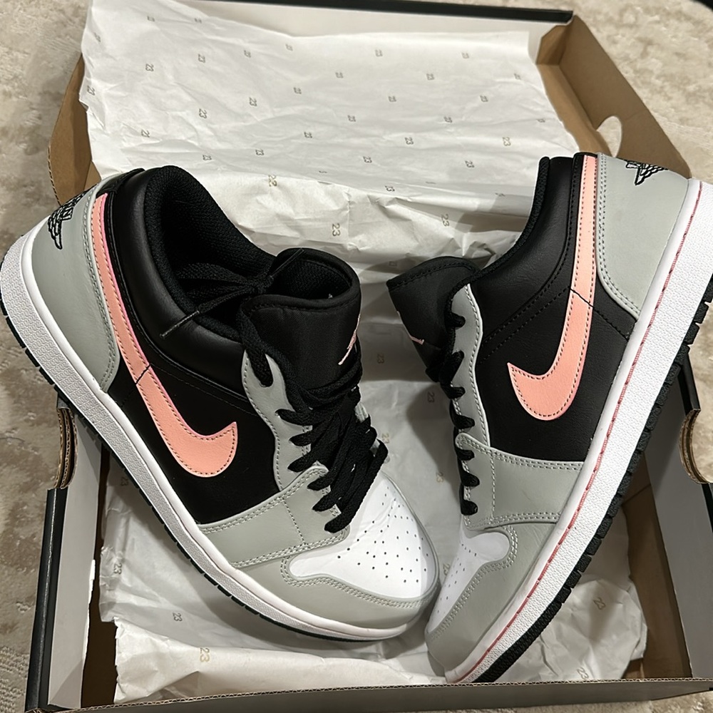 Air Jordan 1 Low- M 11 - worn inside once! No flaws. Black, grey, pink, white - Picture 3 of 12